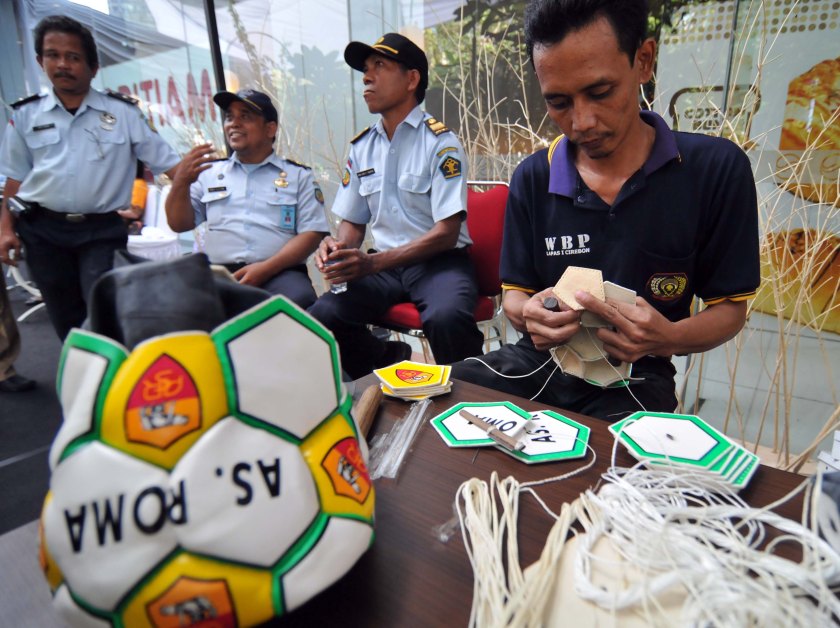 Ade, 37, demonstrates his skill making footballs at the Napi Craft 2012 exhibit in Jakarta. Income from sale of prisoners' products will be given to them upon their release, according to officials from the Directorate General of Corrections. [Photo by Clara Prima/ Khabar]