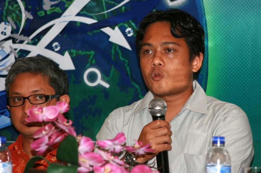 The Institute for Policy Research and Advocacy's (Elsam) Wahyudi Djafar speaks at the "Challenges to Freedom of Expression in the Online World" forum in Jakarta on January 21st. [Yosita Nirbhaya/Khabar]